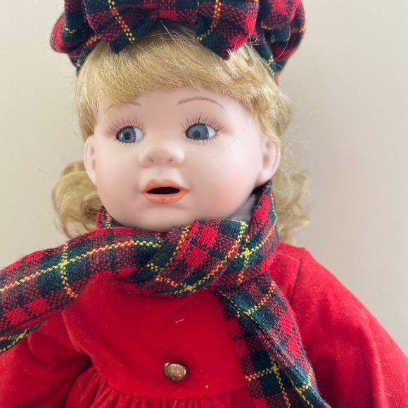 Heritage Mint Collector’s 14”porcelain doll Nicole - Picture 2 of 6